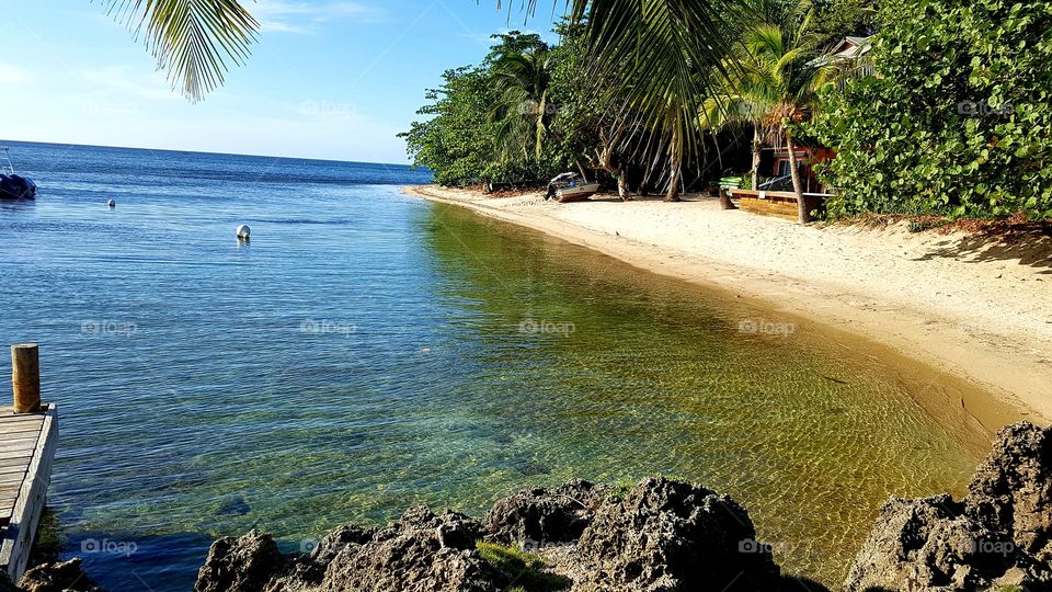 Una tarde para bañar y sumergirse en las calmadas aguas del Caribe Hondureño. en Utila, Islas de la Bahia, Honduras