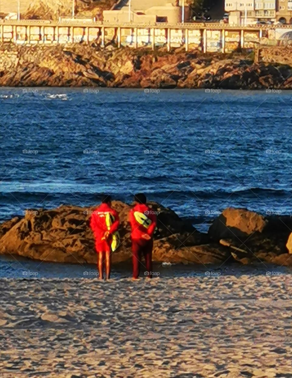 Socorristas al final del día en la playa