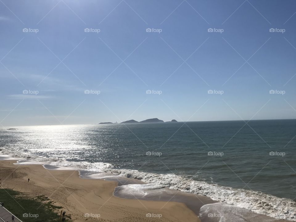 The islands, in the background, complete the landscape.