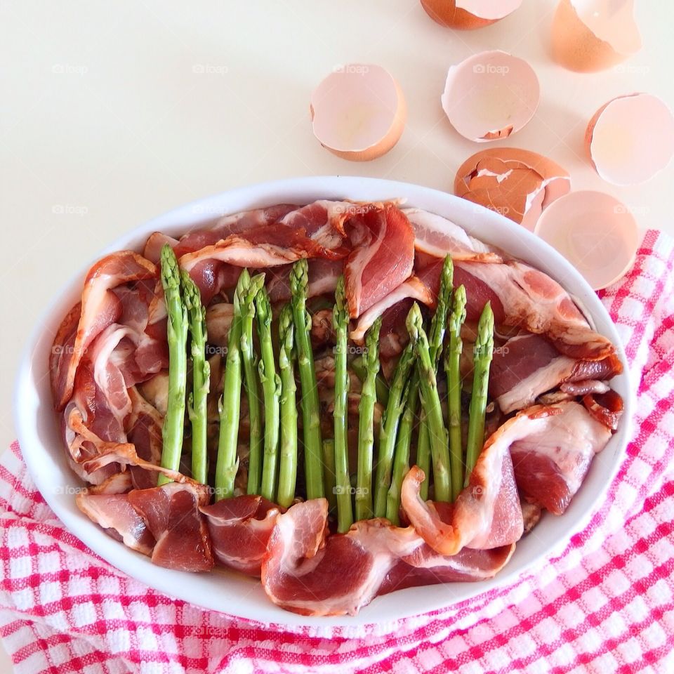 Bacon and asparagus with egg shells