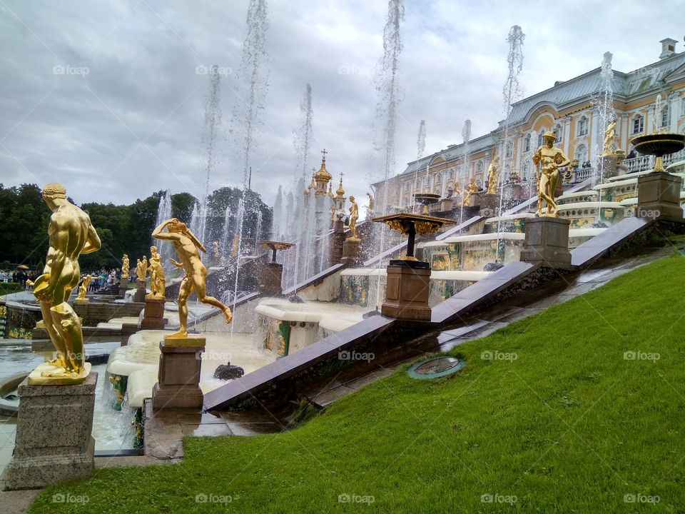 фонтаны Петергофа летом дворец парковая зона летний день достижения паркового искусства