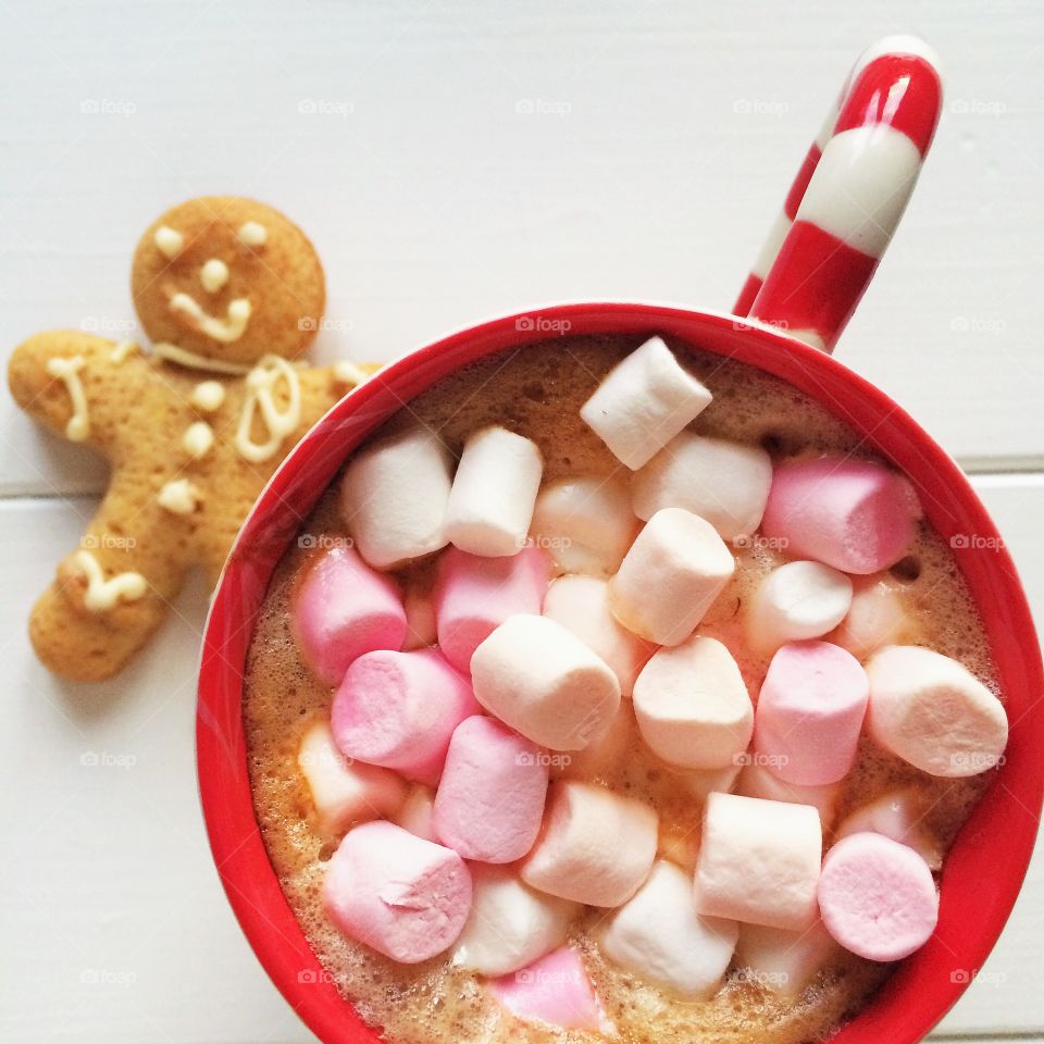 Close-up of coffee, marshmallow with gingerbread cookie