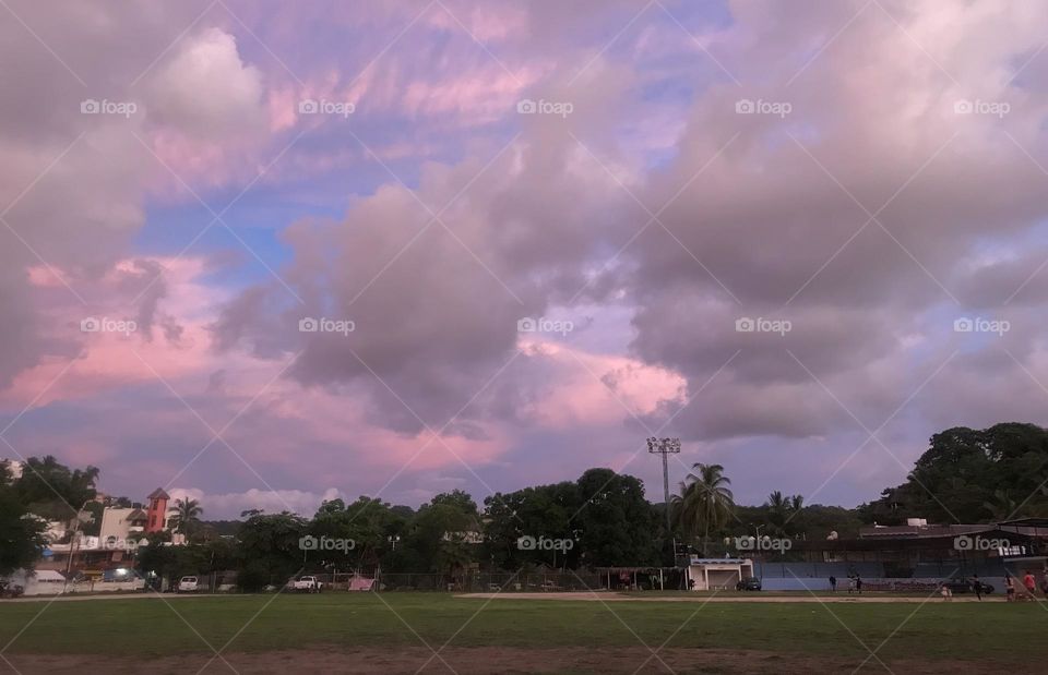 Bonito cielo de colores 