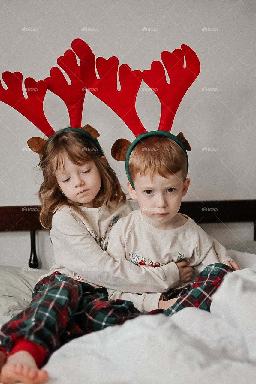 children with deer horns.