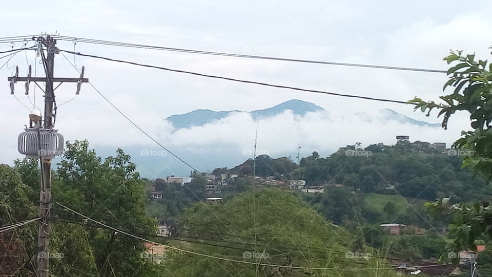 linda montanha com nuvens