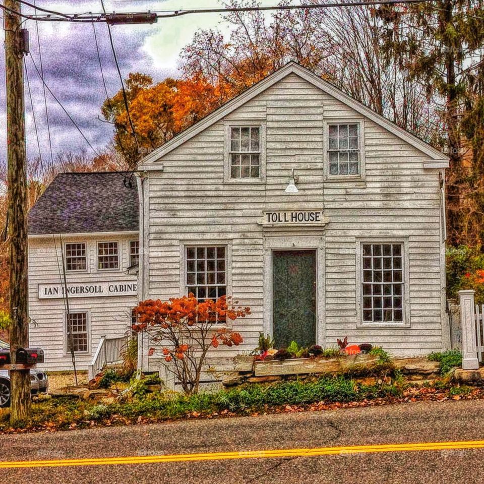 Cornwall, CT. Autumnal colour, Ye Olde Toll House
