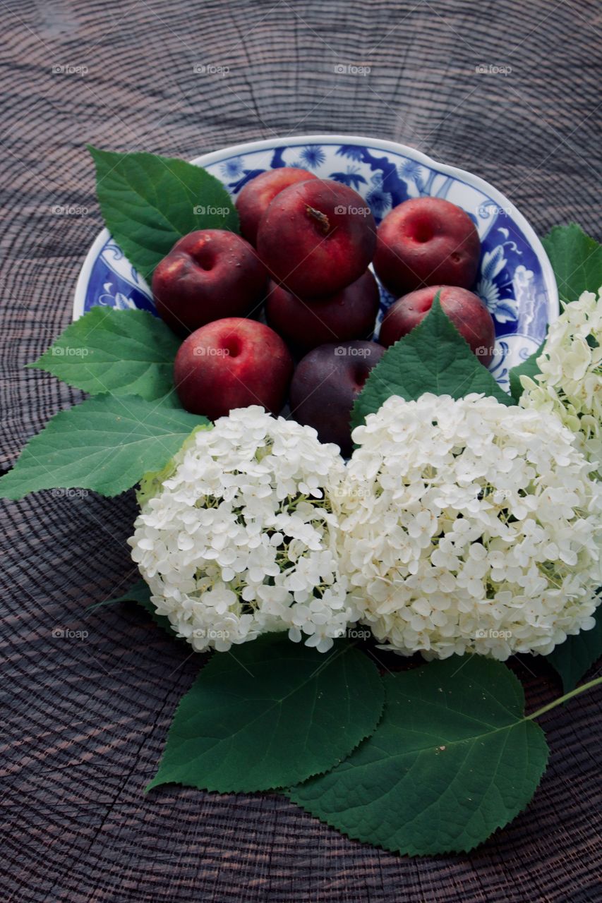 Fresh plums in a bowl 