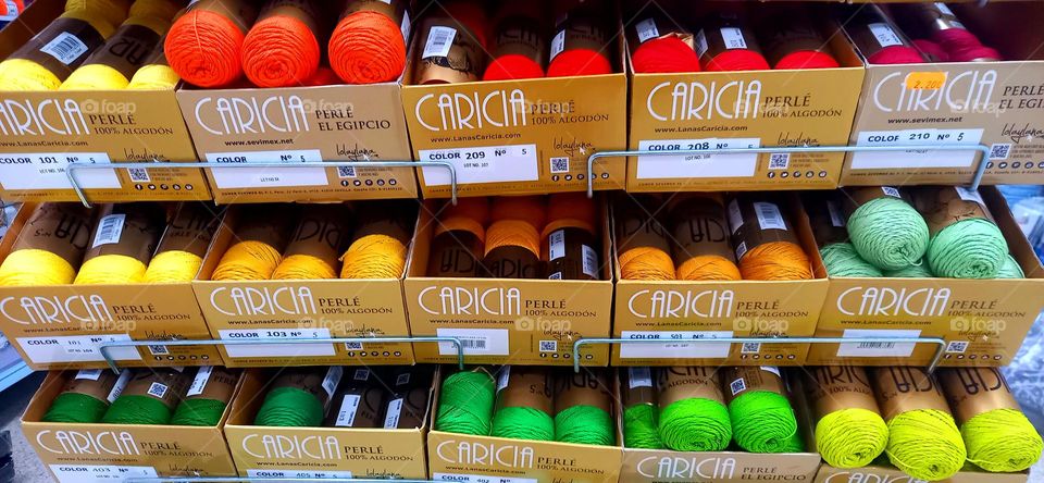 Hilos de algodón colores vivos