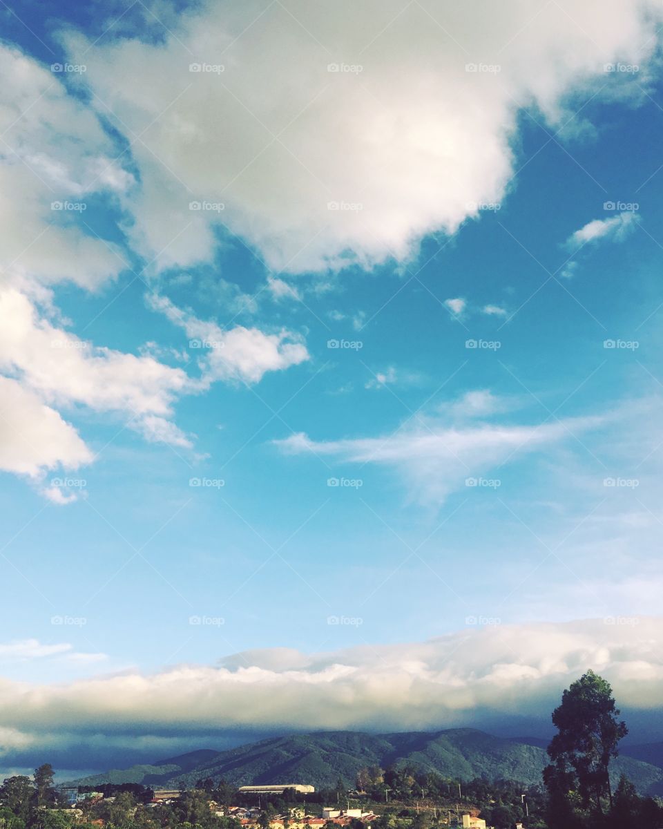 Nossa #SerraDoJapi vista aqui do Bairro Medeiros.
Vejam as #nuvens: faz frio ou não no cartão postal de #Jundiaí?
☁️ 
#Natureza
#Fotografia
#Paisagem