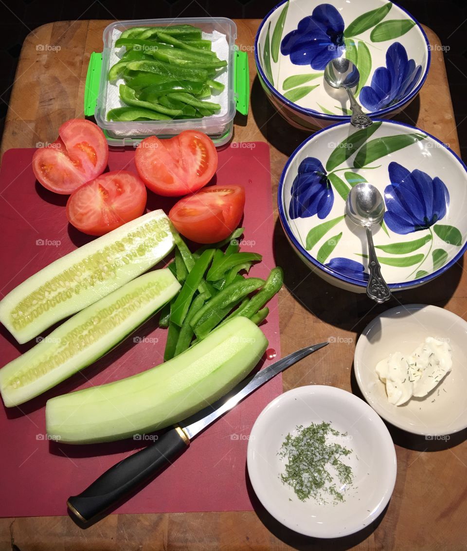 On this wooden chopping block is everything needed, included the sharpened knife to cut into small pieces what is seen in the photo. This is for two of us to eat for our supper, or evening meal to be clear. The veggies are chopped and cut into small pieces, seasoned with dill and sea salt. It was delicious.