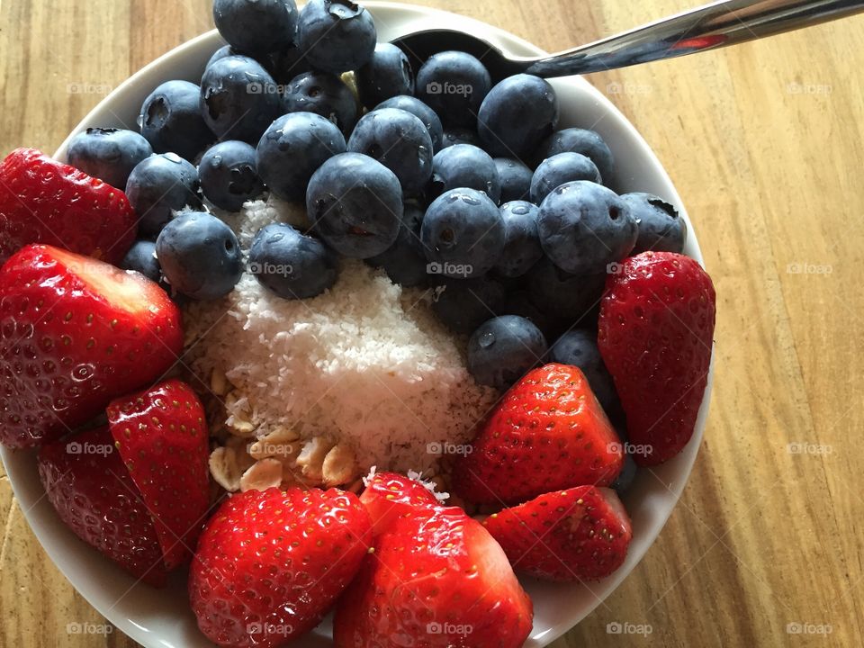 Fresh strawberries and blueberry in bowl