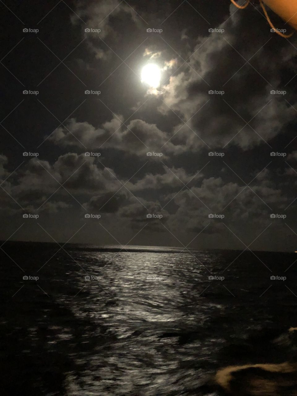 The reflection of the moon in the ocean , El reflejo de la luna en el océano