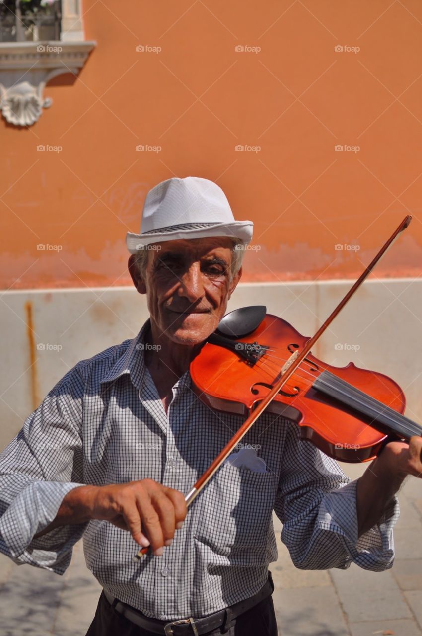 Busker, violinist 