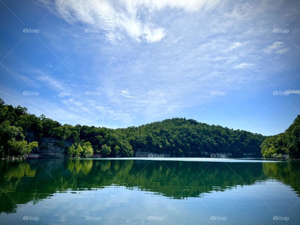 An awe-inspiring scenic view of Lake Cumberland from a boat