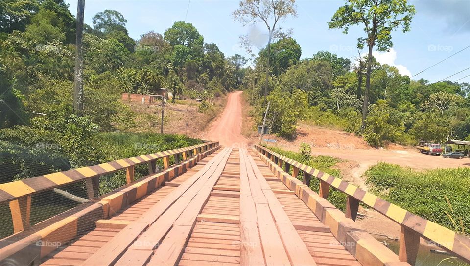 Ponte de madeira na estrada para Oiapoque