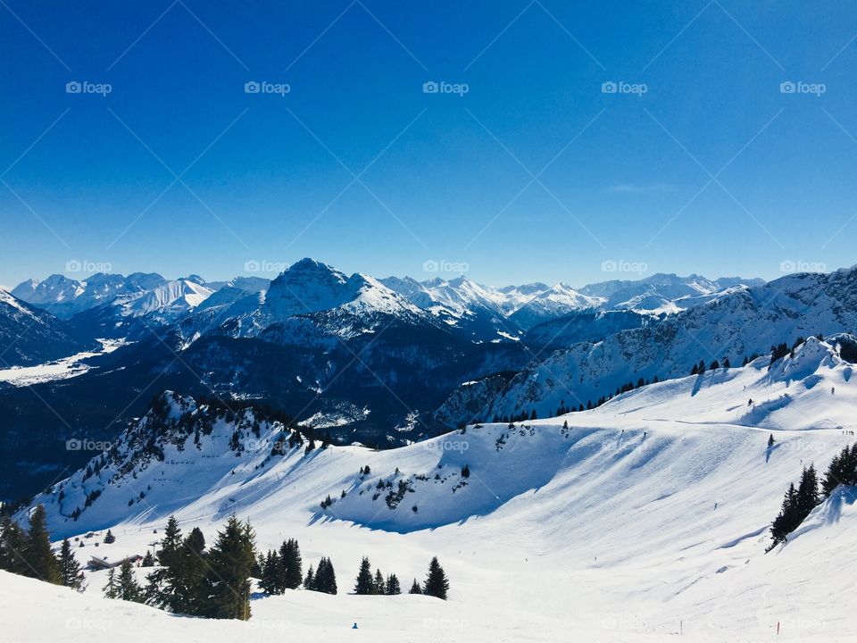 Landscape in Austria (Hahnenkamm - Reutte/Höfen) during March. Such a beautiful and snowy view! Clear Skies! Proably best Skiing vacations! 😄