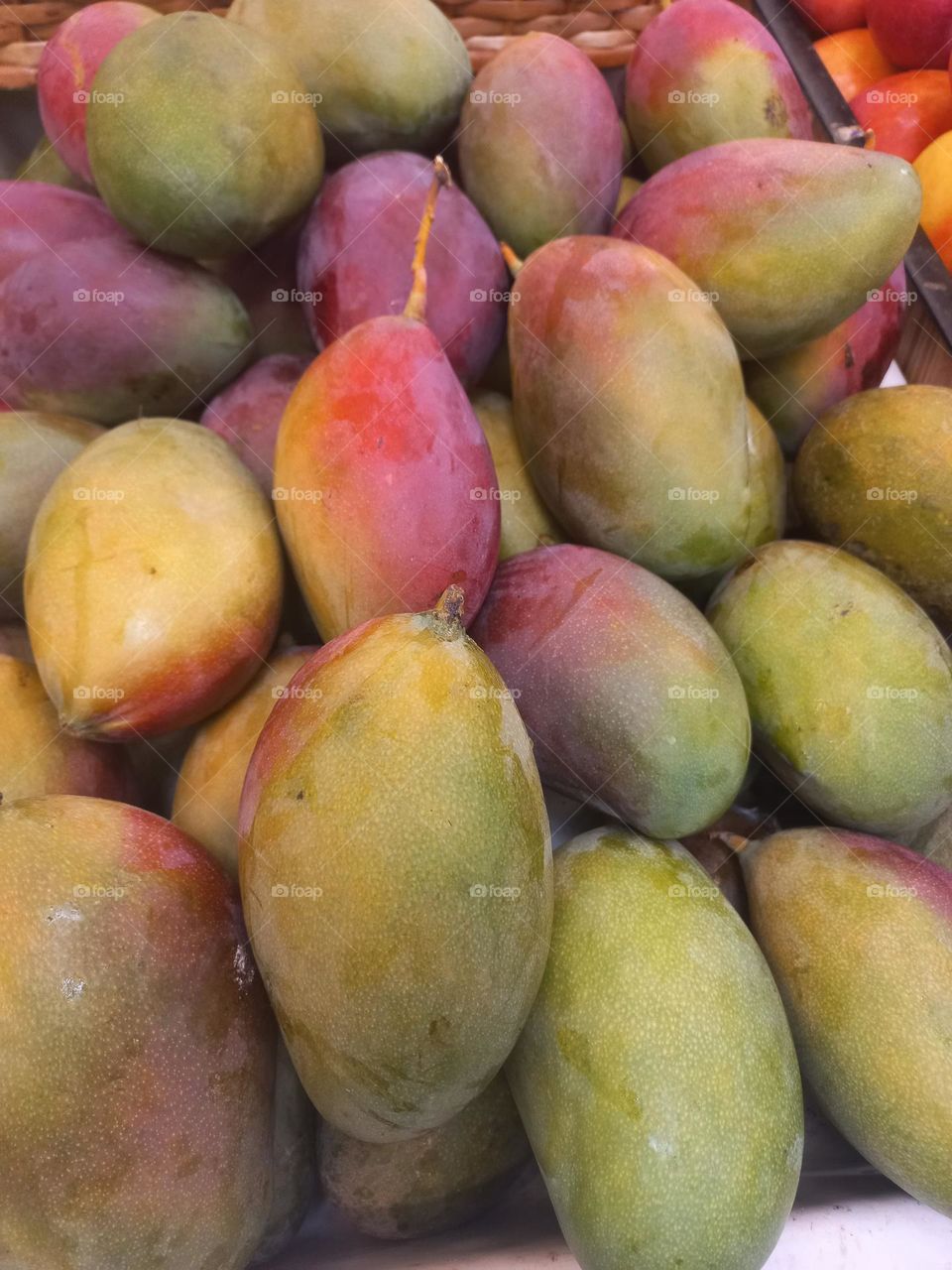 Manga Palmer,  fruta rica em vitamina C, fibras, o que auxilia no bom  funcionamento  do sistema digestivo e contribui para a sensação  de saciedade