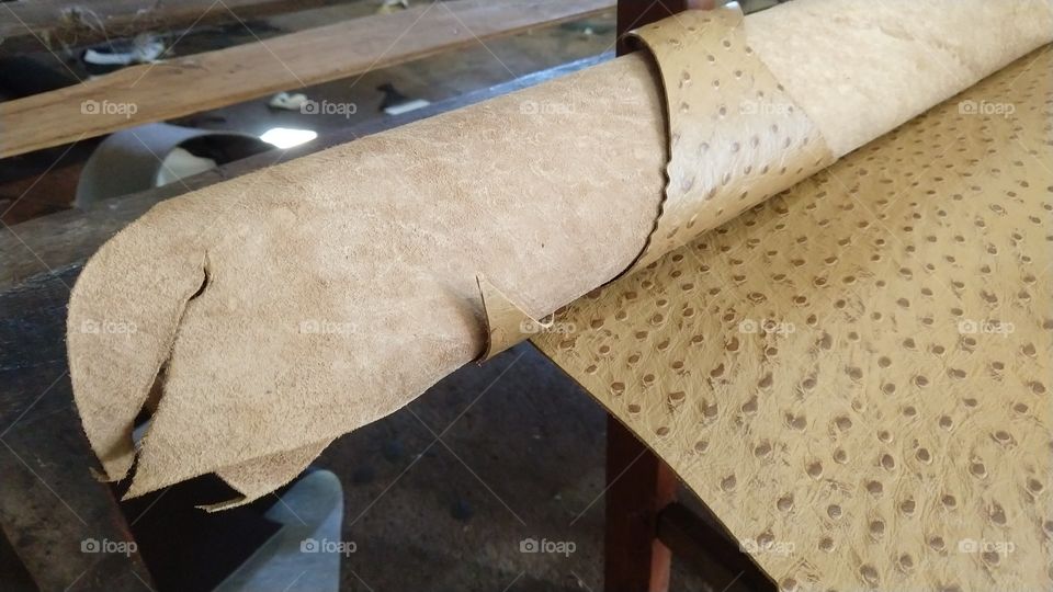 Manta de couro legítimo de bovino, preparado para fabricação de botas country no Brasil.