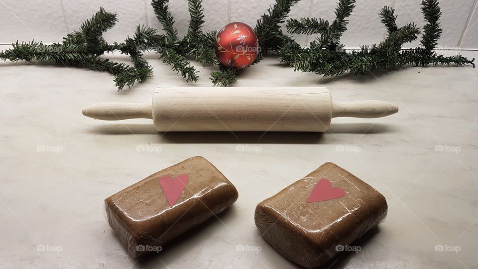 Baking gingerbread cookies - Baka pepparkakor, brödkavel , deg 