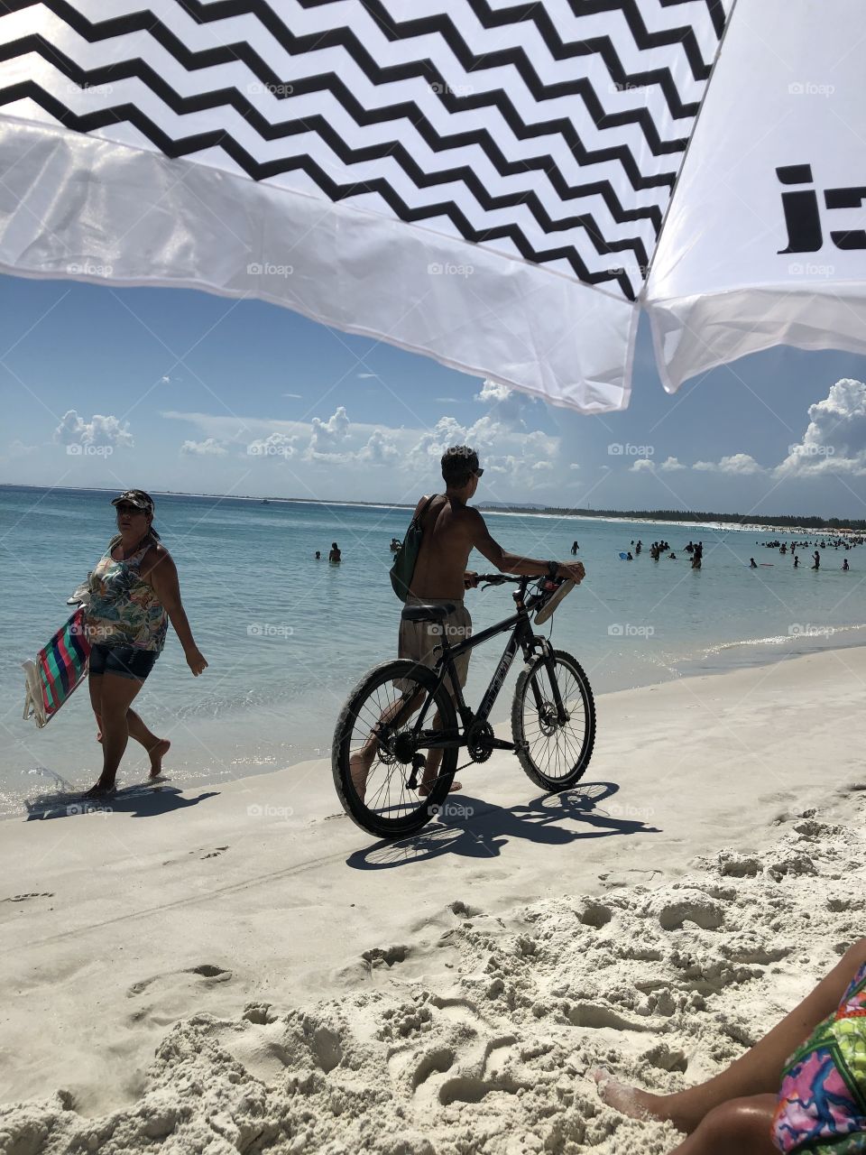 Ciclista na praia 