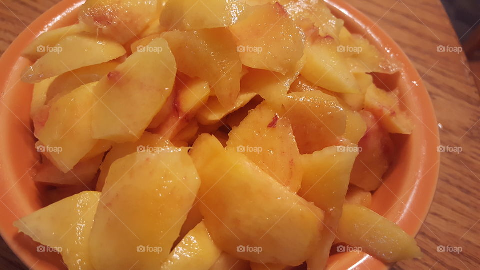 sliced peaches
