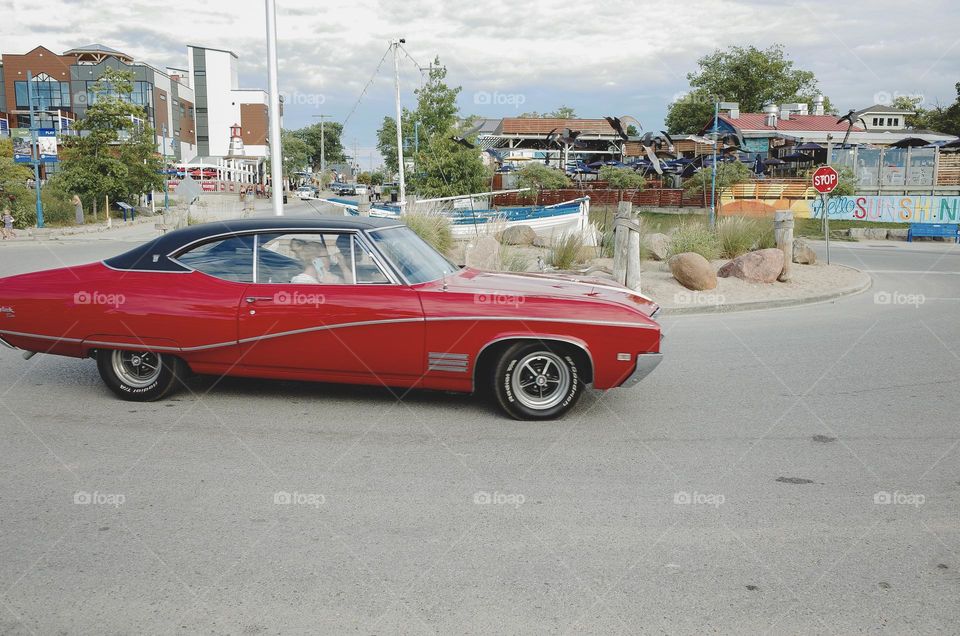 old time Chevy driving around the city