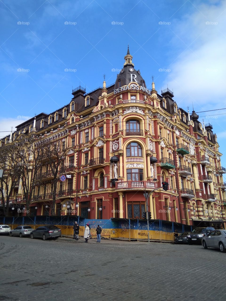 Отреставрированное здание на пересечении улиц Владимирская и Прорезная город Киев. Ранняя весна