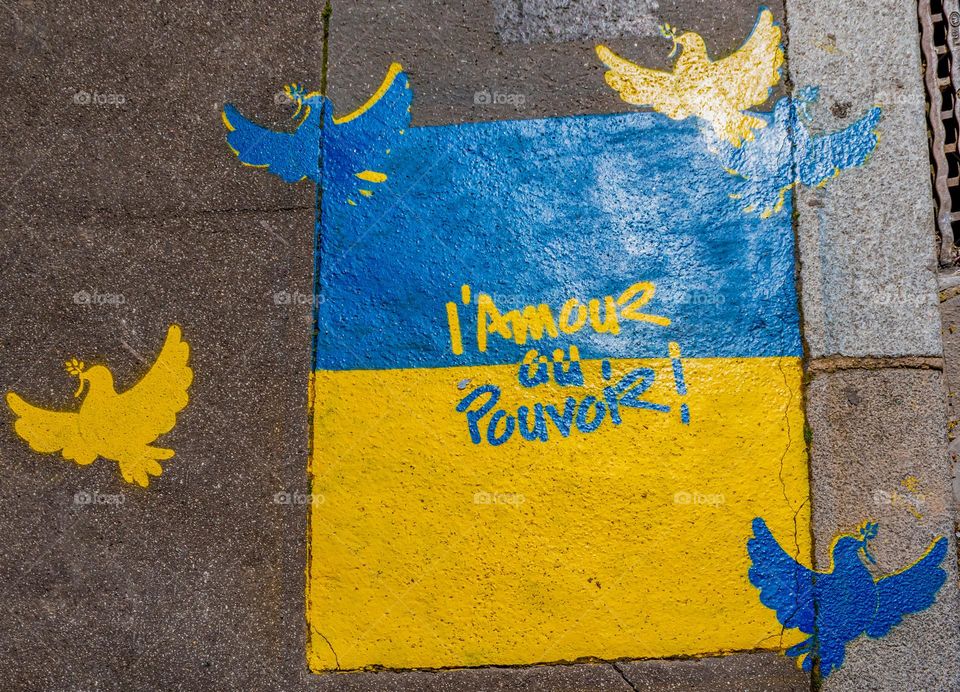 Paris street art supports Ukraine 🇺🇦