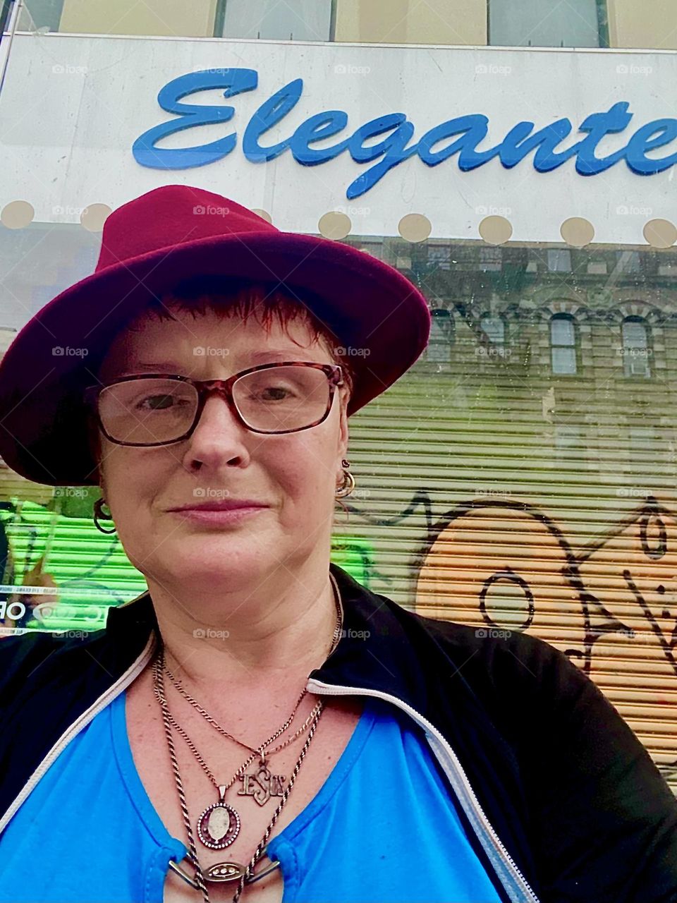 To show the World my elegance I snapped a selfie in front of a store entitled „Elegante“ in cursive letters. A new pair of leopard print glasses with gold decor on both sides did the trick.The fashionista in me is pleased .2023. Hypnotic Productionss