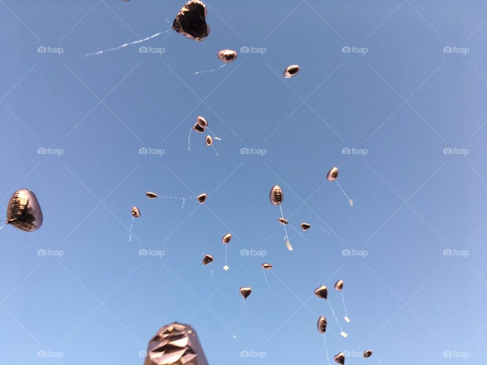 Ballons fliegen durch die Luft.