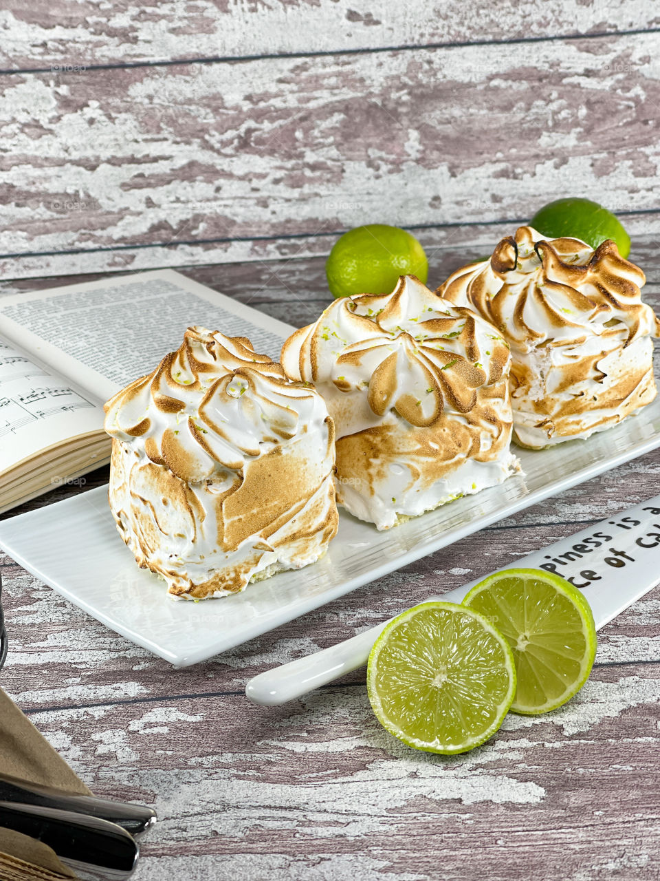 Cake with lime and merengue
