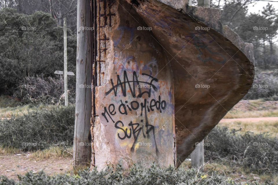 Nombre: me dio miedo subir. Se trata de un grafitti en un trozo del mirador Caracol. En Sauce de Portezuelo, en Maldonado, Uruguay. Una pieza arquitectónica imponente, en peligro de derrumbe. y la frase que alude al peligro que se siente al subir.