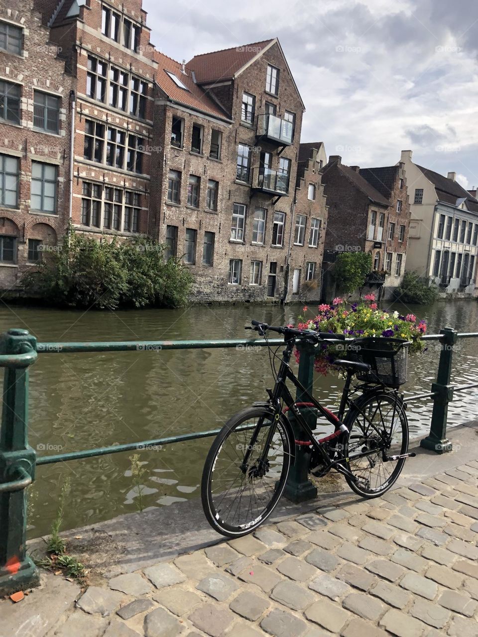 Pelos canais da Bélgica. 