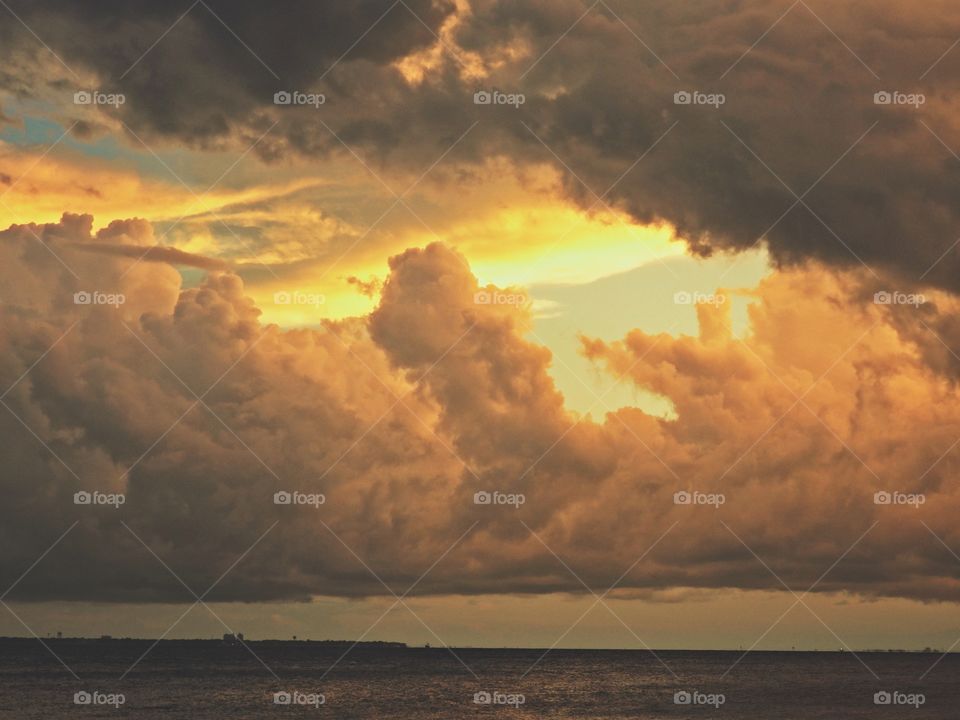 
Spectacular sunset through the storm clouds over the bay. In addition to being illuminated longer, the higher the clouds are, so do they reflect more impressive colors. 