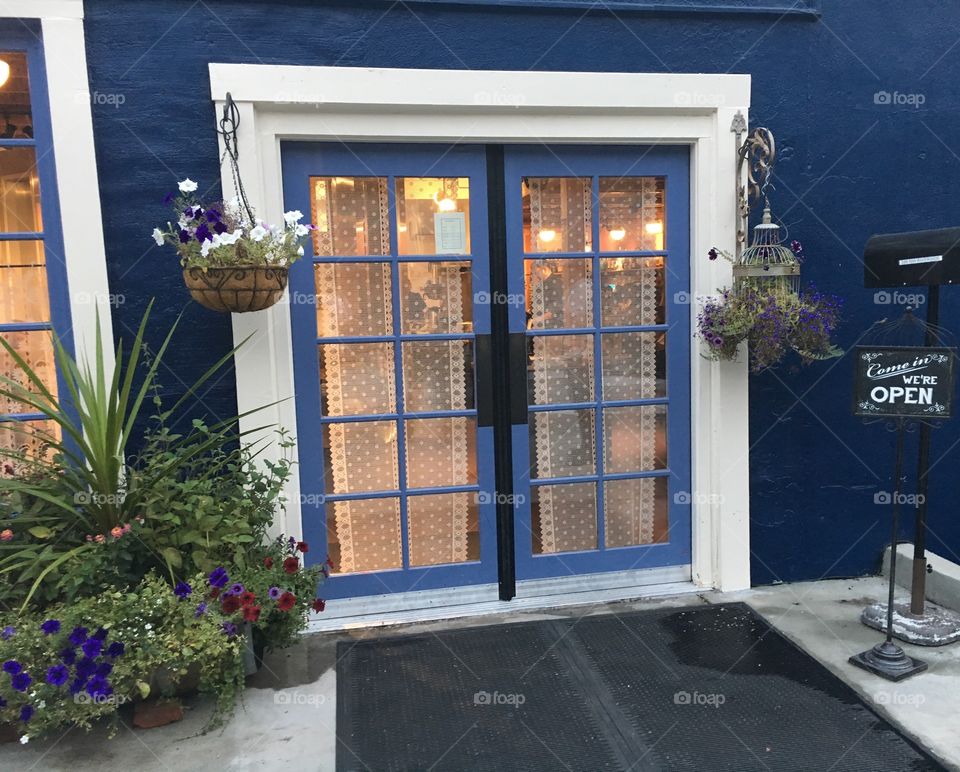 A cute entrance to a little restaurant in Oregon 