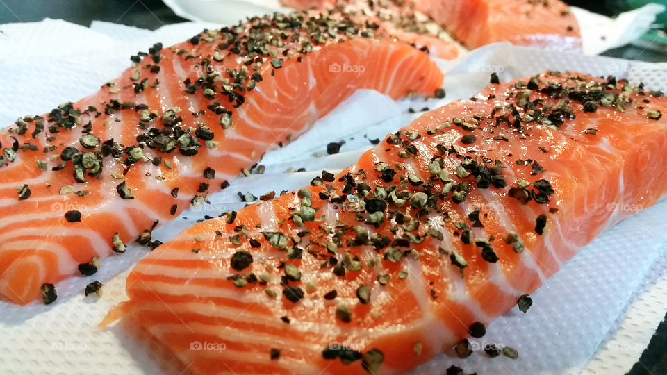 Look at that line, pattern and colourful of nutural built. How can we stop loving in Salmon with those beauty and fresh and YUMMY.