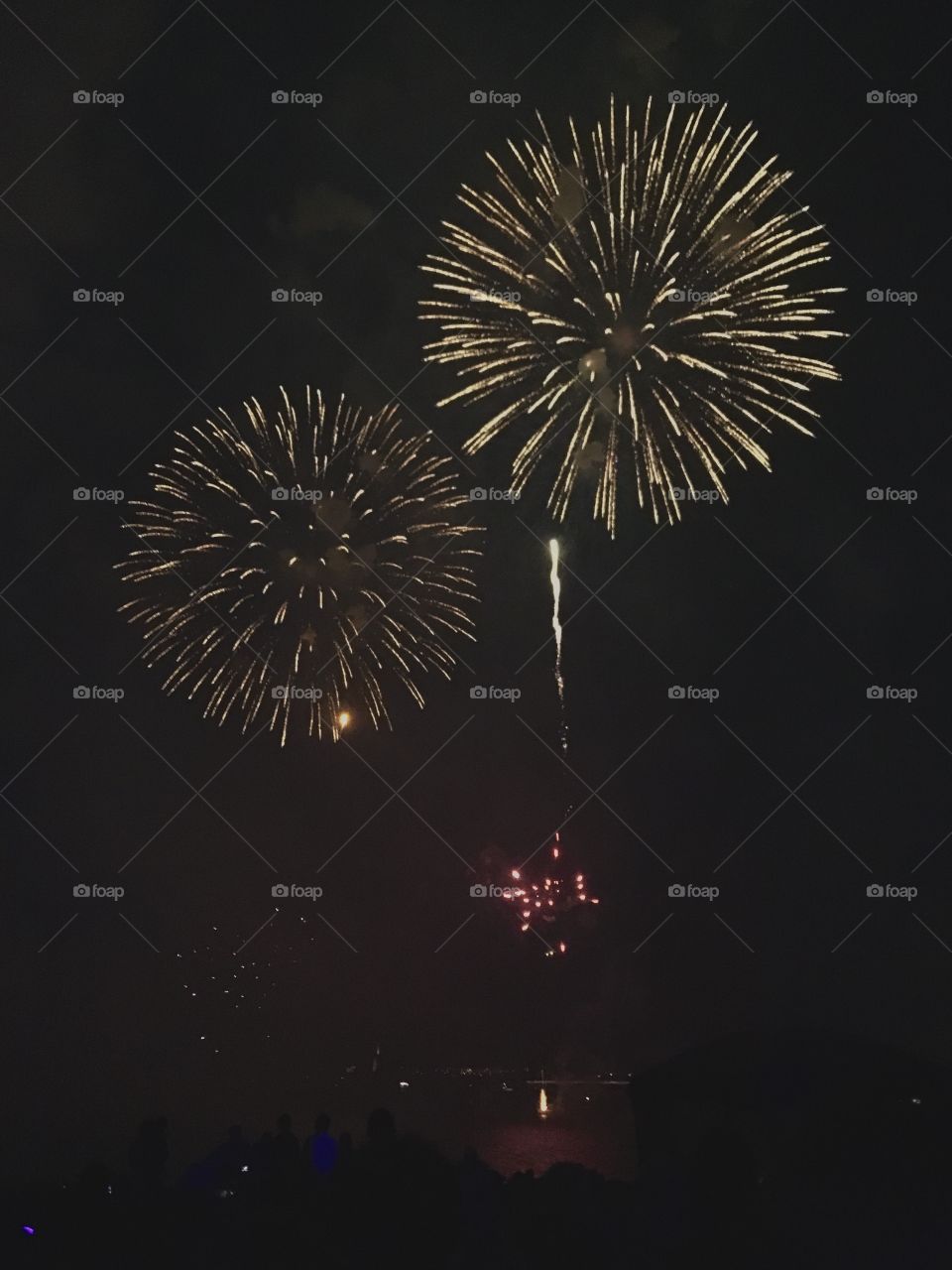 Fireworks over the lake in Australia’s Capital. 🎆