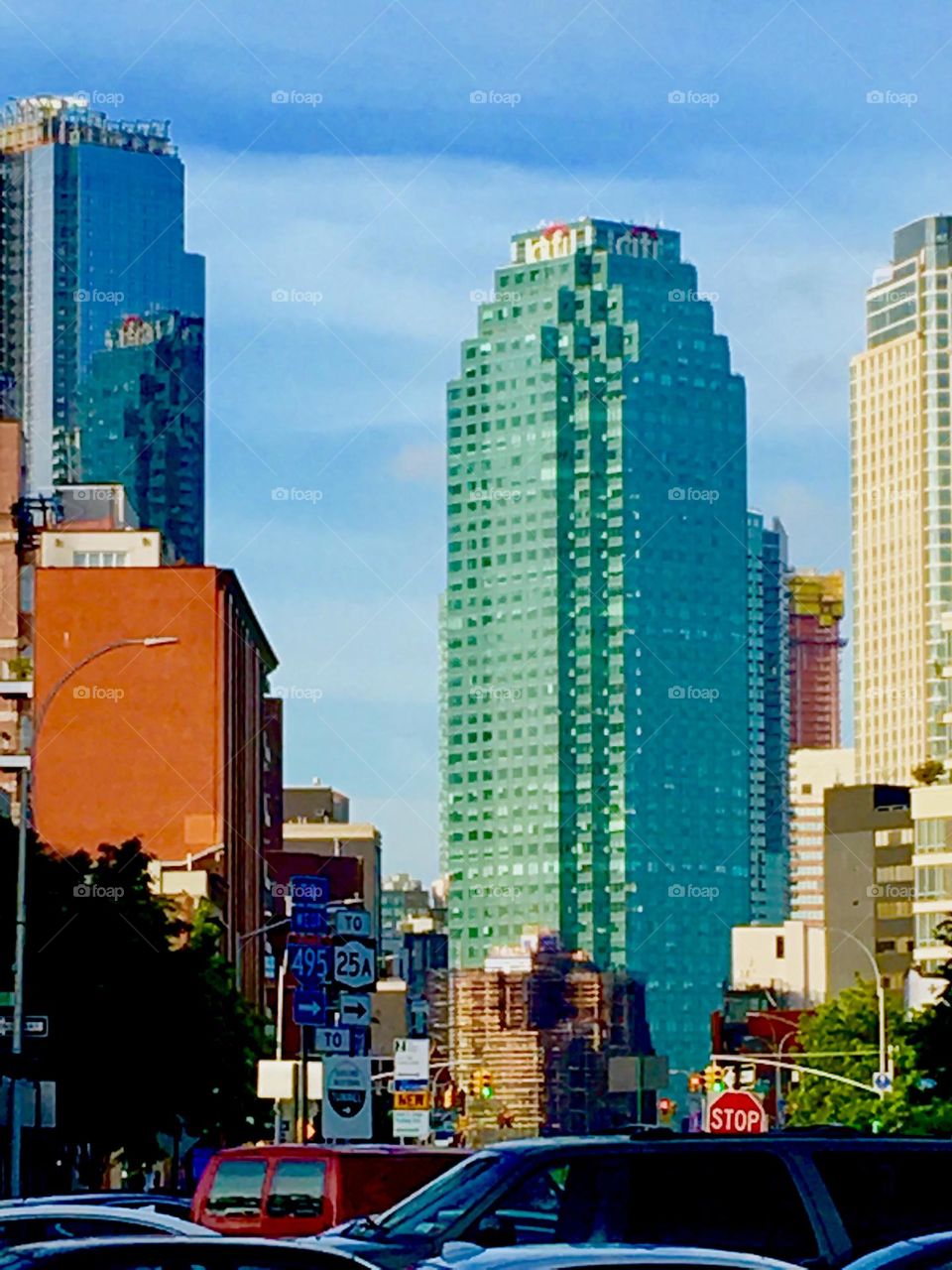 „Long Island City“, Queens, NY with its own high rise buildings and skyscrapers can be seen here in the vicinity of „Vernon Jackson Ave“ and „Borden Ave“ by the waterfront of the „East River“ at „Newtown Creek“. 2020. Hypnotic Productions