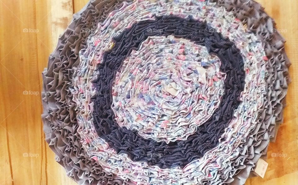 Unique, stylish, round handmade rugs with different colours - DIY crafts