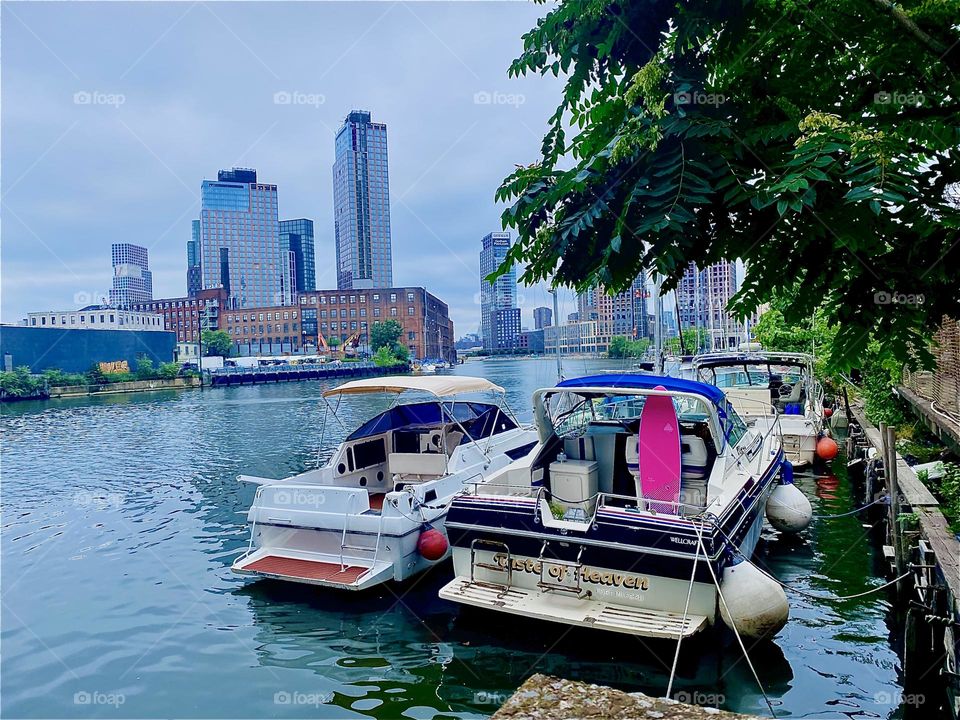 On a slightly overcast day „Newtown Creek“ by the „Pulaski Bridge“ in LIC, Queens still offers views with colors that are just bright enough to please the eye. 2023. Hypnotic Productions