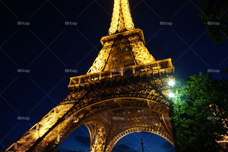 Eiffelturm in Paris. Fotografiert bei Nacht. 