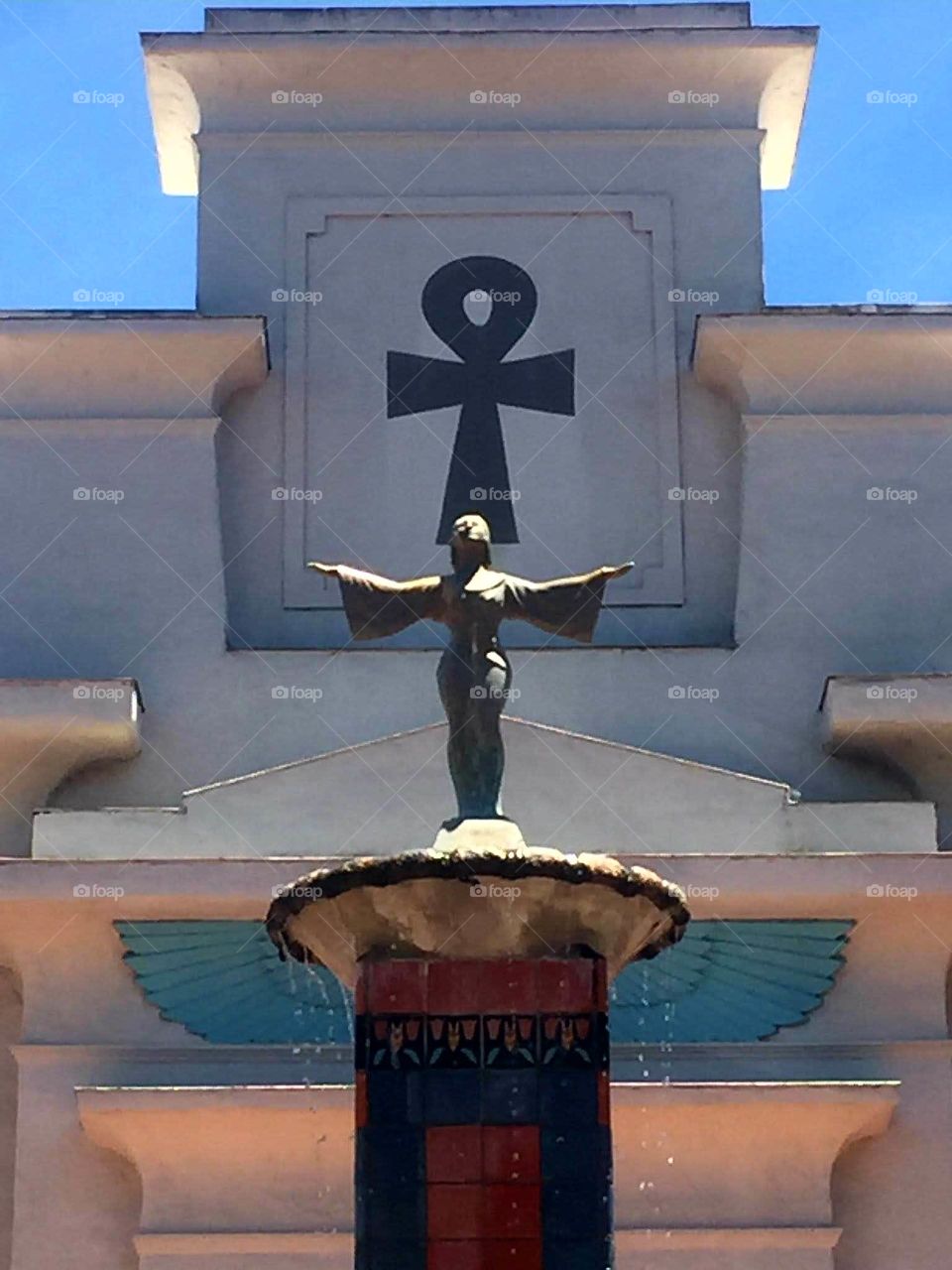 this is looking up at the top of a water fountain that is front of an Egyptian musuem in San Jose, Ca