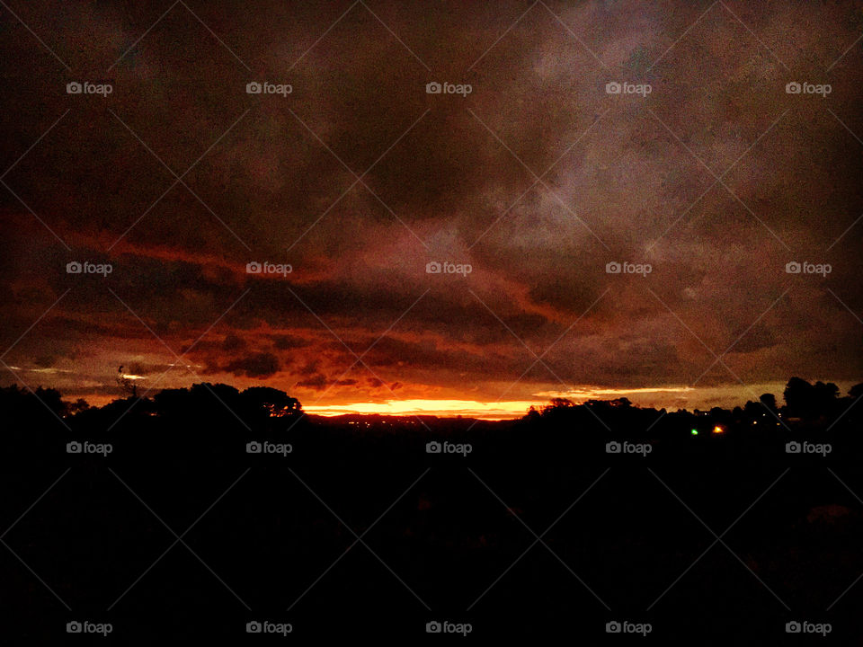 Um #anoitecer de #cores vibrantes na #TerraDaUva.
Que #paisagem incrível!
📸
#FOTOGRAFIAéNOSSOhobby
#natureza #nuvens #sol #luz #clouds #silhueta #noite 