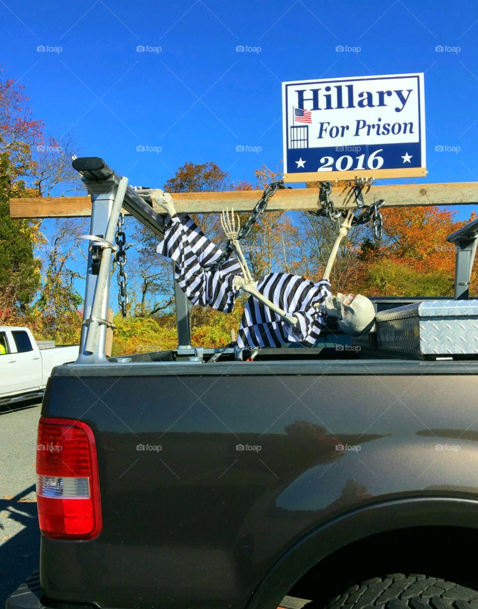 Joke Halloween skeleton seen in truck bed before schools let out. Wearing black & white prison stripes, chained to ladder rack. LOL jokeš