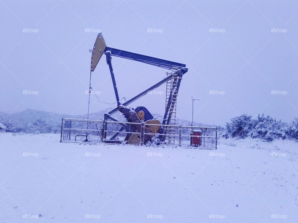 pozo de petróleo y nieve en Mendoza