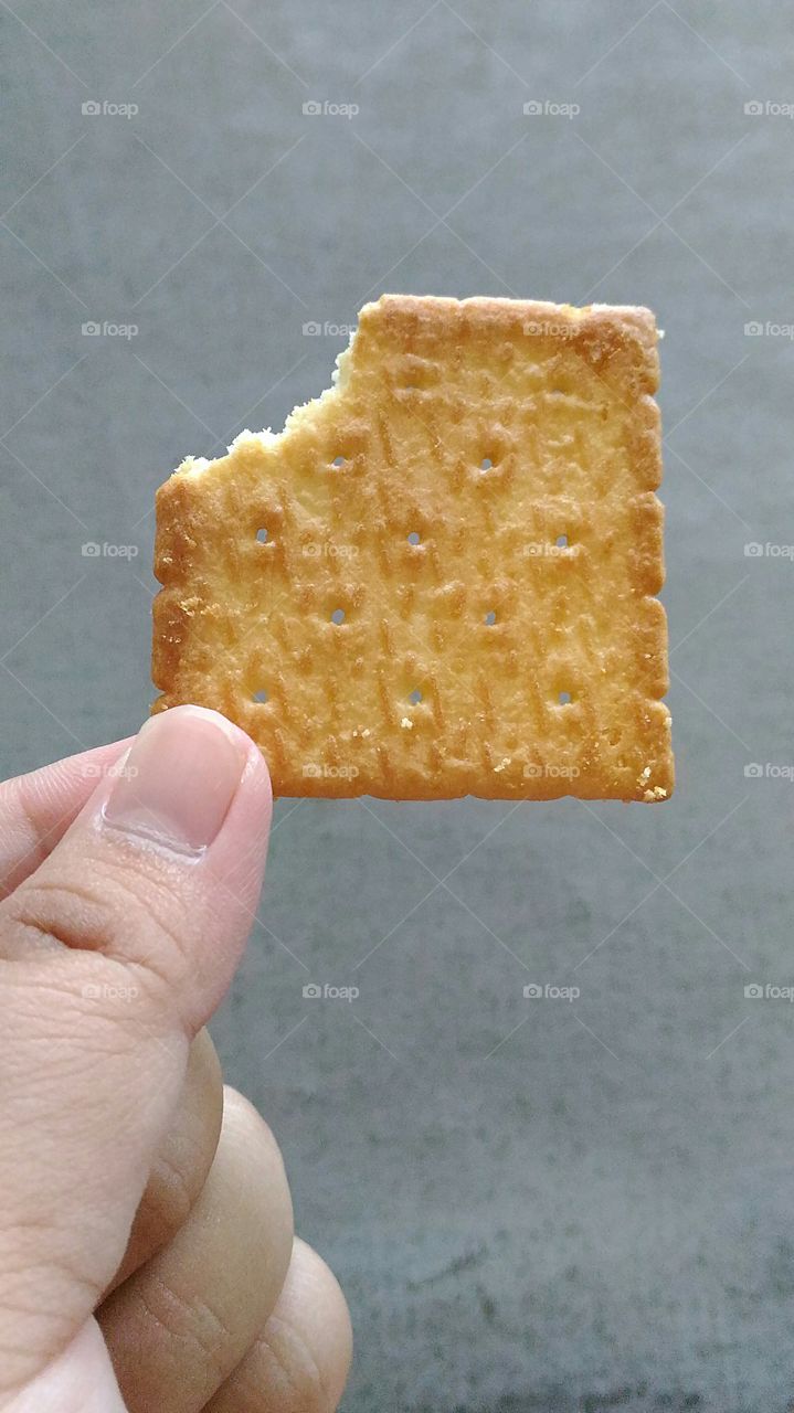 Hand hold cracker