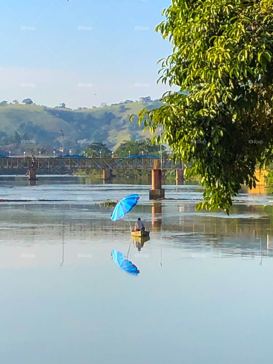 Barco com sombrinha azul 