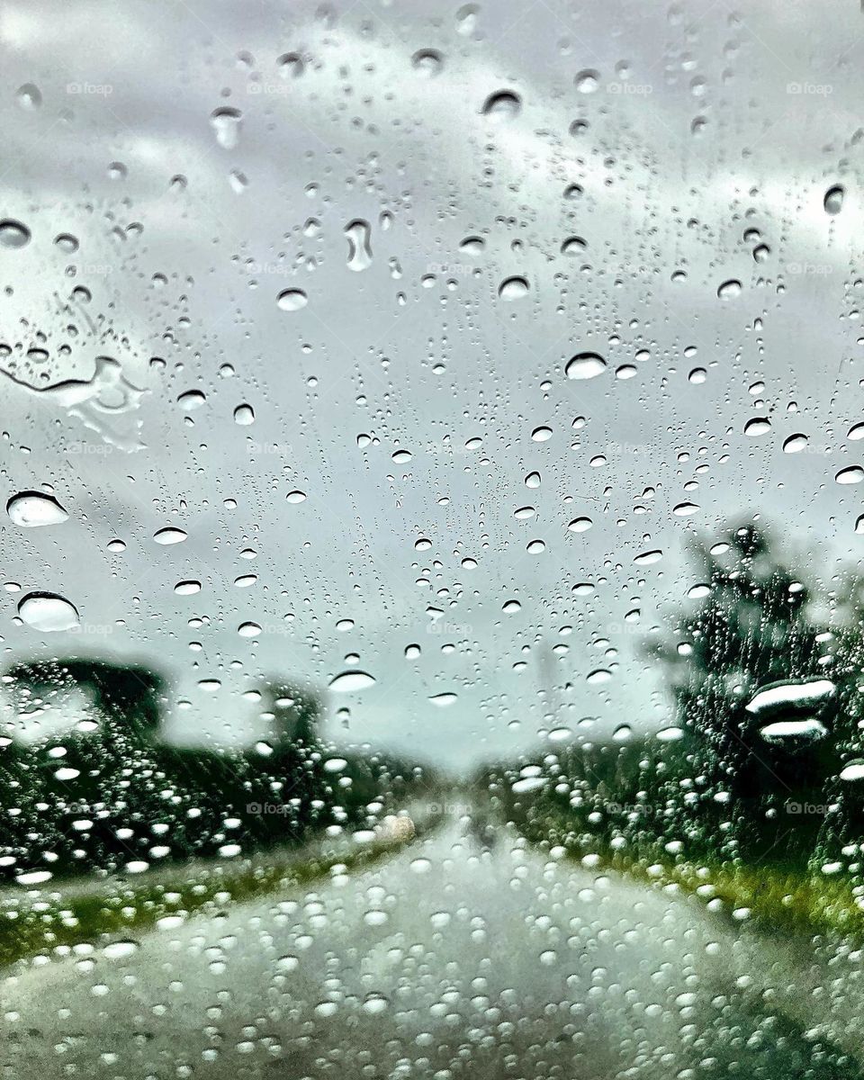 A chuva avisou que viria. E veio. 
Pelo menos, está mansa e sem vento. 
📸
#FOTOGRAFIAéNOSSOhobby
#sky #céu #natureza #horizonte #fotografia 