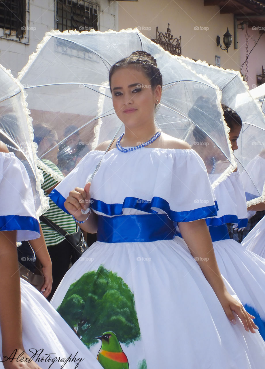 Hermosa señorita con traje típico de El Salvador en el día de independencia
