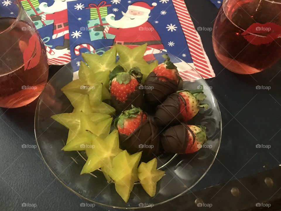 Star fruit wirh dark chocolate covered strawberries 